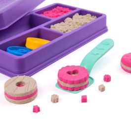 Kinetic Sand 6071549 Kit Caja de Galletas de Arena Mágica para Niños con 227g, Moldes, Espátula y Caja de Almacenamiento +3 años Kinetic Sand 6071549 Kit Caja de Galletas de Arena Mágica para Niños con 227g, Moldes, Espátula y Caja de Almacenamiento +3 años