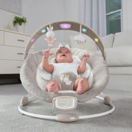 Ingenuity Tumbona para Bebé Twinkle Tails Light Up, Transat con Arco de Conejos Iluminado, Sonido, Luz y Suave Asiento Profundo de Felpa para Calmar