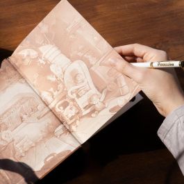 ERIK Set Cuaderno A5 Pinocho Disney 200 Hojas Tapa Dura con Bolígrafo y Marcapáginas, Presentado en Caja de Regalo