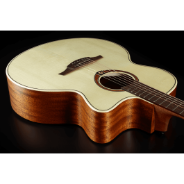 LAG Guitarra Acústica Tramontane 177 A/E Jumbo Cutaway Abeto Engelmann Khaya Brownwood Natural