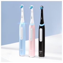 Oral-B iO 3 Pack de 2, cepillos de dientes eléctricos negro y azul, 2 cabezales, 1 estuche de viaje