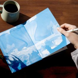 ERIK Set Cuaderno A5 200 Hojas Tapa Dura + Bolígrafo Alicia en el País de las Maravillas Disney con Marcapáginas y Caja Regalo