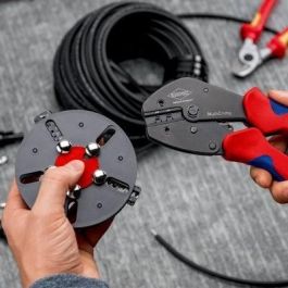 Knipex MultiCrimp 97 33 03 - Herramienta de prensar para conectores PV MC4 / MC4 EVO2, azul/rojo, Ø cable 0.5-10 mm