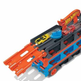 Camion de transporte hot wheels convertible en pista de coches. Camion de transporte hot wheels convertible en pista de coches.