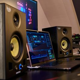 Hercules Monitor de Estudio 5 (Par) - 80W RMS (x2), 160W Pico, Biamplificado LF50W/HF30W, Woofer 5" Kevlar para Mezcla