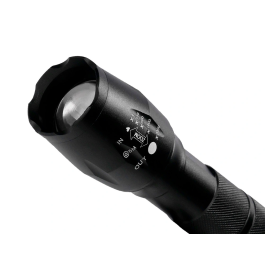 Q-connect Linterna Telescópica de Aluminio 5W con Modos Alto-Medio-Bajo-Estroboscópico-SOS, Incluye 3 Pilas AAA