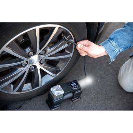 Dunlop Compresor de Aire 12V con Pantalla Digital, 150 PSI para Neumáticos Coche Moto Bici. Incluye 3 Adaptadores, Manguera 60cm y Cable 3m. Dunlop Compresor de Aire 12V con Pantalla Digital, 150 PSI para Neumáticos Coche Moto Bici. Incluye 3 Adaptadores, Manguera 60cm y Cable 3m.