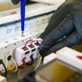 Shelly Pro 3EM-3CT63 Medidor de Energía WLAN LAN Bluetooth, Contador de Corriente 63A con Función de Medición CT, Montaje DIN-Rail