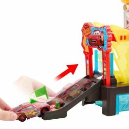 MATTEL Pista Túnel de Lavado Disney Cars con Rayo McQueen de Juguete y Función Cambio de Color 50,8cm