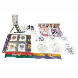 CYP BRANDS Calendario de Adviento Harry Potter con 24 Sorpresas, Pegatinas, Sellos, Brazalete y Puzle - Decorado de Juego Incluido