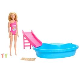 Barbie Hrj74 Muñeca Rubia con Playset Piscina de Verano: Tobogán, Zona de Asientos, 2 Bebidas, Posavasos y Toalla Precio: 27.50000033. SKU: B19LW9V67E