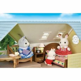 Sylvanian Families SYL5054131056714 La Cabaña con Cofre de Techo Azul Juguete para Niños a partir de 5 Años con Muebles Incluidos