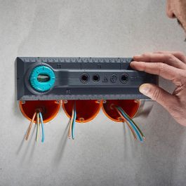 Wolfcraft 5976000 Plantilla de Perforación Electricidad para Medidas 71 y 91 mm para Instalación de Interruptores y Cajas de Enchufe en Ladrillo con Nivel de Burbuja