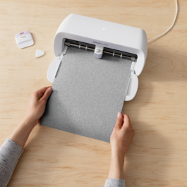 Cricut Rollo de vinilo de termotransferencia liso Plata 241mm x 483mm Compatible con Joy Xtra Smart Iron-On Ref. 2010417 Cricut Rollo de vinilo de termotransferencia liso Plata 241mm x 483mm Compatible con Joy Xtra Smart Iron-On Ref. 2010417
