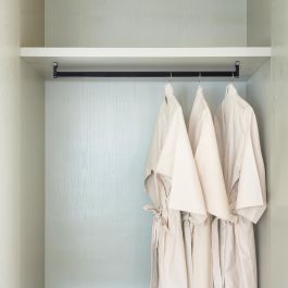 Emuca Lote de 2 barras para armario Silk de logitud 0.75m con soportes, Aluminio y Plástico, Pintado negro