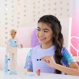 Barbie JDD75 Ken Dream Besties Muñeco articulado en 11 puntos, pelo rubio, incluye 9 accesorios, 4-10 años