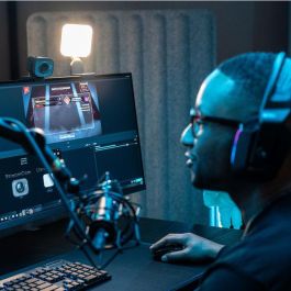 Logitech StreamCam Webcam Full HD 1080p 60 fps para Streaming YouTube Twitch Lente Cristal, Auto-enfoque, Encuadre, USB-C