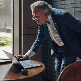 Poly Voyager Free 60+ UC Auriculares Carbon Black con ANC, 3 Micrófonos, Estuche Táctil y Adaptador USB-C BT700