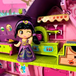 Famosa Pny89000 Pinypon Mansión de Cuentos con Princesa Jazmín, Múltiples Escenarios y Accesorios, Portátil