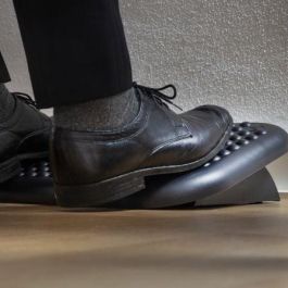 NGS Footnest Reposapiés Ergonómico Robusto Inclinable y Ajustable en Altura 0-15° con Masaje y Antideslizante 448x335mm