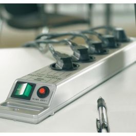 BRENNENSTUHL Regleta de alimentación súper sólida 8 enchufes 2.5m protector contra sobretensiones 13500A BRENNENSTUHL Regleta de alimentación súper sólida 8 enchufes 2.5m protector contra sobretensiones 13500A