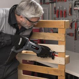 Powerplus POWE30030 Sierra de mano 710 W con mango giratorio, velocidad variable 2800 rpm, cambio rápido de hoja y 2 cuchillas