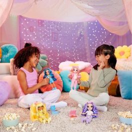 MGA Muñeca Rainbow High Fiesta pijama Sunny 22cm con accesorios articulada