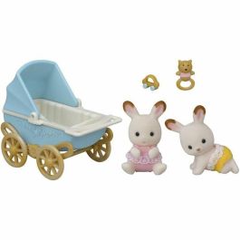 Sylvanian Families 5432 Cochecito Doble para Gemelos Conejo Chocolate, incluye Figuras, Sonajeros, Chupete y Biberón