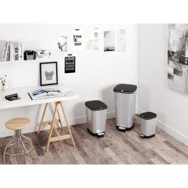 Kis Papelera de cocina de pedal 50L CHIC Inox con sello antiolor, mango de goma, base antideslizante para estabilidad y tira sujeta-bolsas