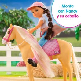 Famosa Nac49000 Nancy Muñeca Un Día Con Su Caballo, articulada, incluye cepillo mágico cambia color crin