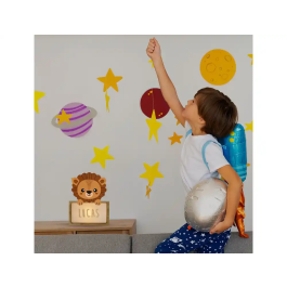 Wondee Lámpara Infantil Personalizable "Little Lion" con Nombre Madera Sostenible, Luz Quit Miedos Bebé
