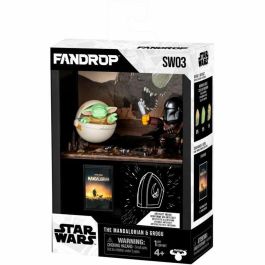FANDROP FAN0630996920763 Figura Star Wars Mandalorian & Grogu, Vitrina con Escena de Culto + Mini Póster - 18 cm