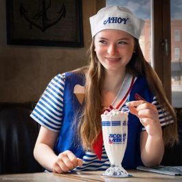 Cinereplicas Vaso y Pajita para Batido Stranger Things Scoops Ahoy Oficial