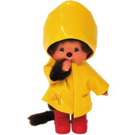 Bandai Monchhichi - Peluche de 20 cm con Impermeable Amarillo y Botas Rojas - Muñeco Icónico