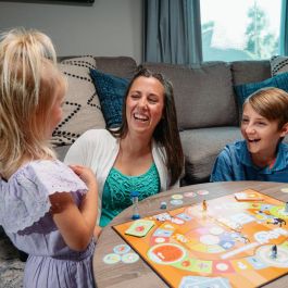 FAMOSA Juego de Mesa Bluey: Búsqueda del Tesoro, Español, +3 años, 2-4 Jugadores, Incluye 4 Figuras y Accesorios