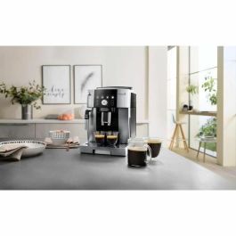 Máquina de espresso de Delonghi Shredder - Magnifica S Smart - Acero inoxidable