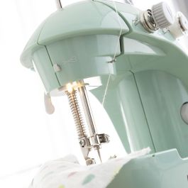 Innovagoods Mini Máquina de Coser Portátil V0103326 con LED, Cortahílos y Accesorios, 2 Velocidades, Doble Puntada, Fácil de Usar y Transportar