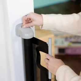 Ingenuity ING12914330340 Puerta de seguridad para niños, enrollable, hasta 136 cm, cierre automático, fácil de instalar