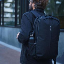 Targus HyperPack Pro Mochila Urbana 16" con Apple Find, Resistente al Agua, RFID y Puerto USB, Negra