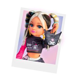 Famosa Naca8000 Muñeca Nancy Fashion Kuromi Hello Kitty, pelo rosa, outfit urbano, mochila y auriculares, para +3 años