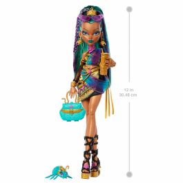 Monster High JDR48 - Muñeca Nefera de Nile - Con Lavish y 7 Accesorios de Moda para coleccionistas