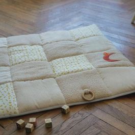 Domiva DOM1735260115884 Alfombra de juego Luna de Miel Patchwork con Aro de madera y luna decorativa