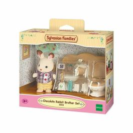 Sylvanian Families 5015 Accesorios de Baño con Figura Chocolate Rabbit Boy, 16 Piezas, para Casa de Muñecas, Edad +3