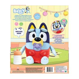 Moose 18967 Peluche Bluey Abrazos y Cuidado Baby Bluey 28cm con Pañal Biberón Chupete y 10 Sonidos para Niños +3 Años