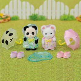 Sylvanian Families SYL1710444957409 Figuras Articuladas Dúo Bebés con Trajes de Lluvia Panda y Marshmallow Mouse