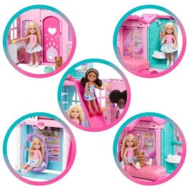 Barbie Jfw49 Casa de Chelsea - Casa de muñecas desplegable transformable con 5 áreas de juego, incluye muñeca y perrito, 15+ piezas