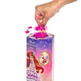 Muñeca princesa disney rapunzel spin and reveal. incluye 5 accesorios y 5 pegatinas.