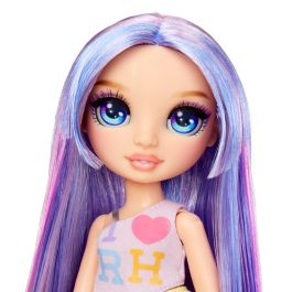 Rainbow High 547563 Muñeca My Fashion Style Violet con top púrpura, shorts arco iris, tacones, bolso y pelo púrpura cepillable +6 años