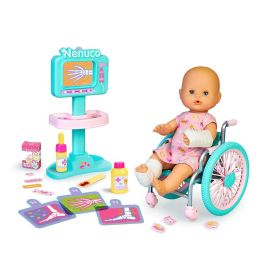 Nenuco Nfn63000 ¡Emergencia Doctora! Muñeca con Accesorios Médicos, Silla de Ruedas y Escayolas +2 años