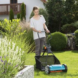 Gardena 330 Classic Segadora helicoidal manual 33cm para césped pequeño, corte sin fricción y silencioso, manillar ergonómico Gardena 330 Classic Segadora helicoidal manual 33cm para césped pequeño, corte sin fricción y silencioso, manillar ergonómico